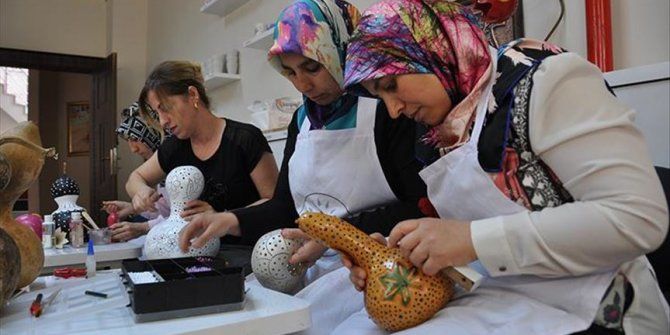 Su kabağı, kadınların elinde sanat eseri oluyor  Kaynak Yeniçağ: Su kabağı, kadınların elinde sanat eseri oluyor